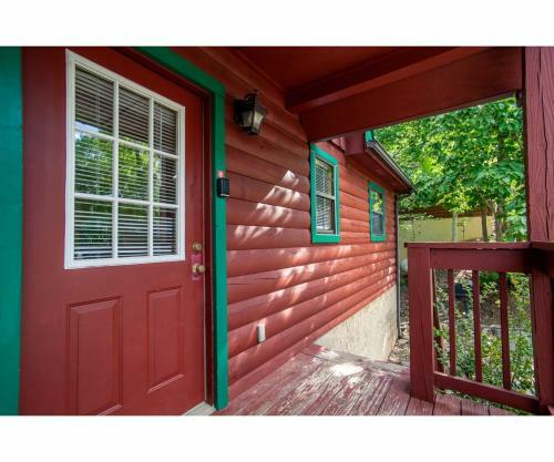 Treeside Retreat - Game Rm, Hottub, Community Pool
