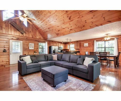 Treeside Retreat - Game Rm, Hottub, Community Pool