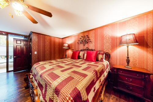 Smoky Mountain Castle Lodge