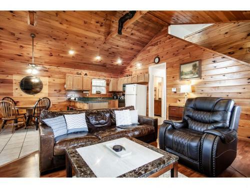 Papa Bear - Private With Hot Tub, Pool Table, And View