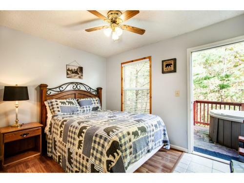 Papa Bear - Private With Hot Tub, Pool Table, And View