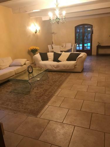 Captivating 4-bed Villa In Loupian