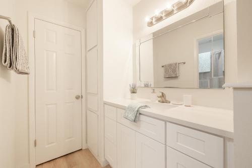 Open 3br/2ba Renovated Smart Home For Entertaining