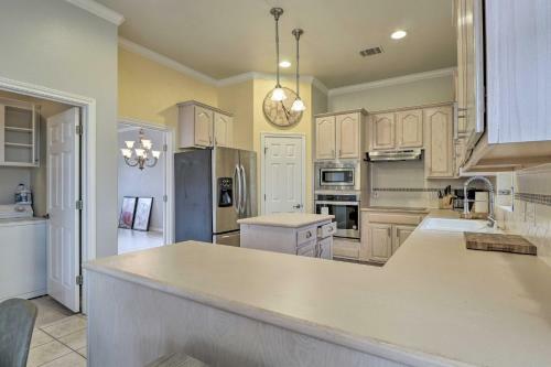Airy Villa With Gas Grill, Deck And Lake Views!