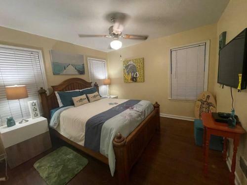 Cheerful 3 Bdrm Home W/private & Spacious Backyard
