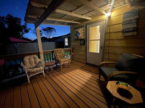 Cheerful 3 Bdrm Home W/private & Spacious Backyard