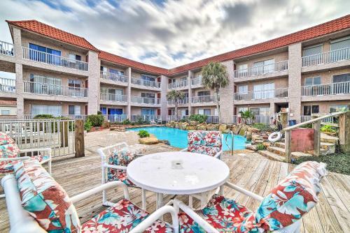 Apartamento Coastal Condo With Dock Access, 2 Mi To Beach!