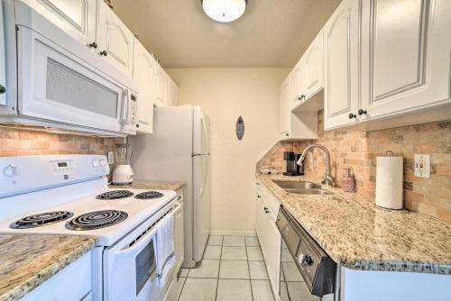 Apartamento Coastal Condo With Dock Access, 2 Mi To Beach!