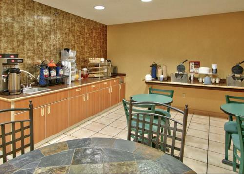 Hotel Western Skies Inn & Suites