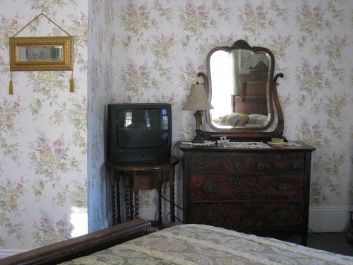 The Bridges Inn At Whitcomb House B&B