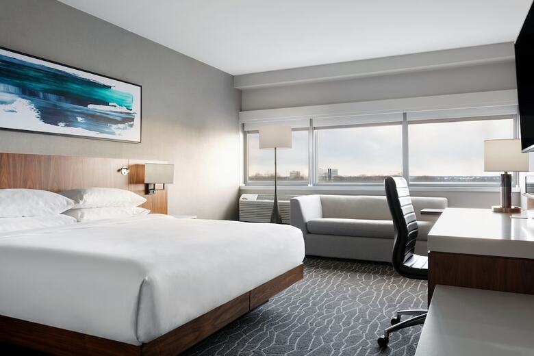 Renaissance Woodbridge Hotel