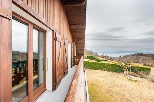 Cool 7-bed Apartment With Lake And Mountain View