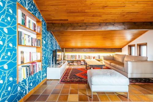 Cool 7-bed Apartment With Lake And Mountain View