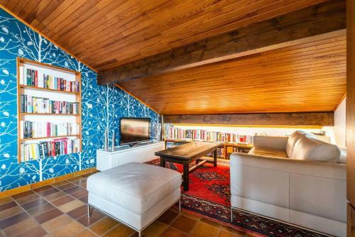 Cool 7-bed Apartment With Lake And Mountain View