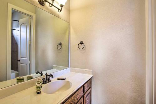 Expansive Texas Home About 4 Mi To Grapevine Lake!