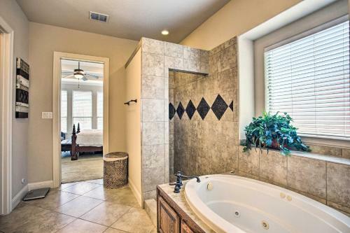 Expansive Texas Home About 4 Mi To Grapevine Lake!