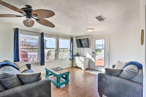 Beachy Escape - Steps To Shore And Restaurant!