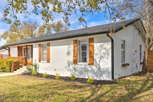 House With Patio, Half Mi To Georgetown Square!