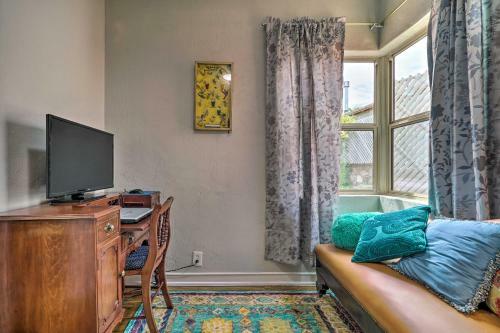 Renovated 1940s Home With Patio And Backyard!