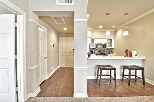 Elegant Stays Corporate Apartment Uptown - Downtown -