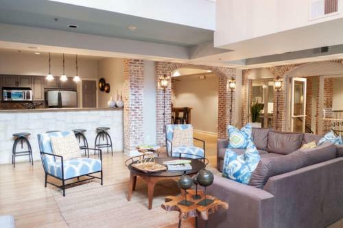 Spacious Poolside Apartment Downtown