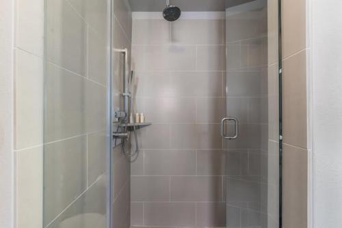 Bright Chic 2 Bedroom Apartment By Stay Gia