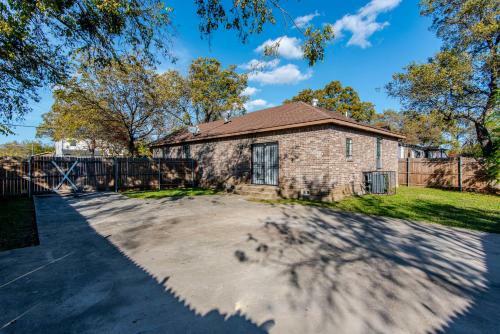 Modern 3 Bedroom-just Minutes From Downtown Dallas