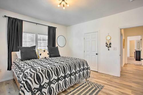 Picturesque Dallas Home Near Dtwn With Fire Pit