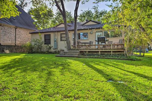 Home In Upscale Neighborhood With Deck And Yard