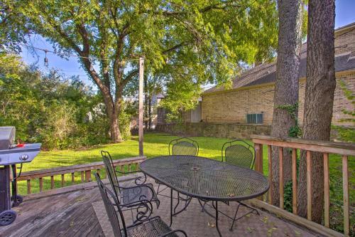 Home In Upscale Neighborhood With Deck And Yard