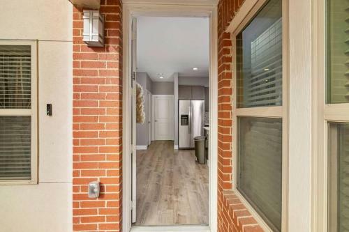 Contemporary Townhome Minutes From Downtown
