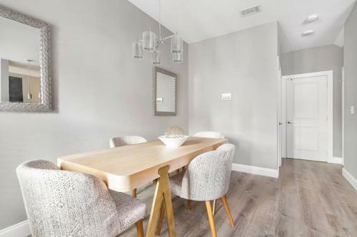 Contemporary Townhome Minutes From Downtown