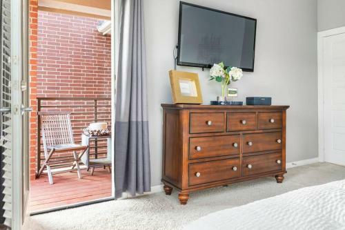 Contemporary Townhome Minutes From Downtown
