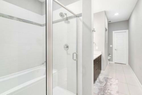 Contemporary Townhome Minutes From Downtown