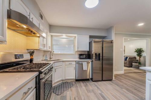 Apartamento Modern And Sleek 4 Bedroom Home