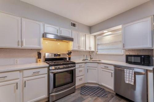 Apartamento Modern And Sleek 4 Bedroom Home