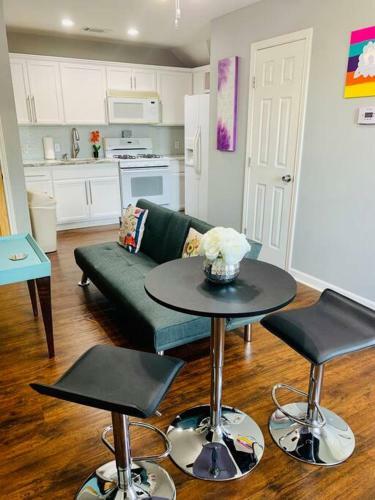 Witte Wonderland - Separate Garage Apartment!!