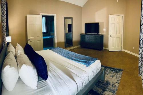 Divine 3bd/2ba + Lake, Firepit, Trampoline & Gym