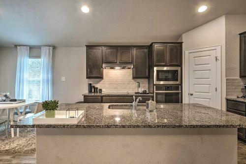 Bright Lago Vista Home - Walk To Lake Travis!