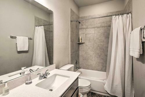 Bright Lago Vista Home - Walk To Lake Travis!