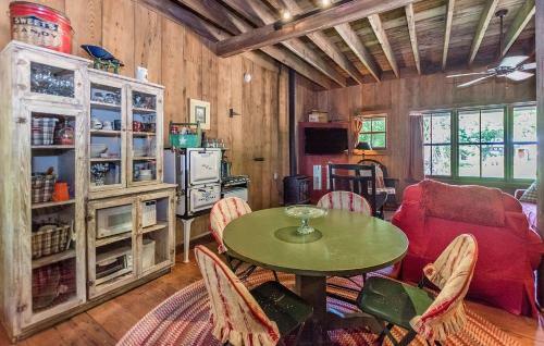 Ada's Peach Street Hideaway - Whole House