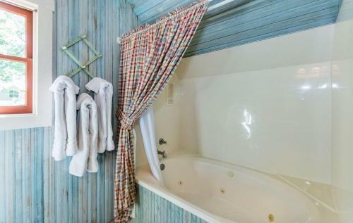 Ada's Peach Street Hideaway - Whole House