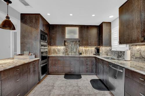 New Stunning Home With Firepit And Grill