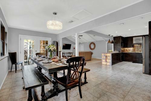 New Stunning Home With Firepit And Grill