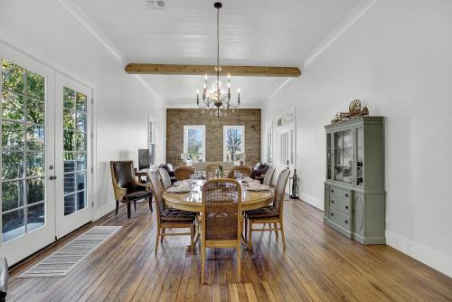 New Luxurious Home With Wine Cellar And Firepit