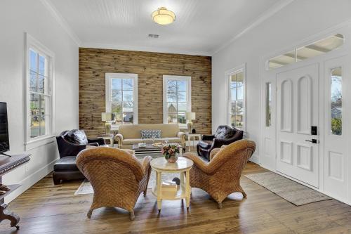 New Luxurious Home With Wine Cellar And Firepit