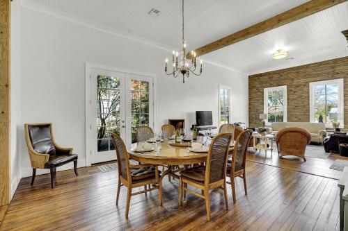 New Luxurious Home With Wine Cellar And Firepit