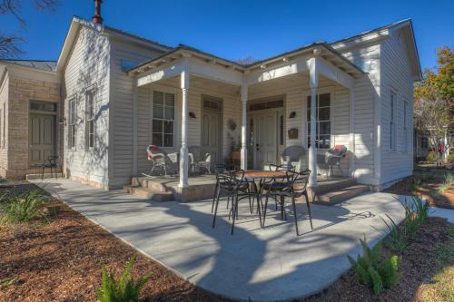 New Luxurious Home With Wine Cellar And Firepit