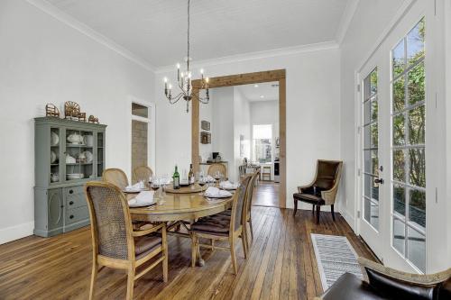 New Luxurious Home With Wine Cellar And Firepit