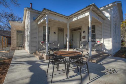 New Luxurious Home With Wine Cellar And Firepit